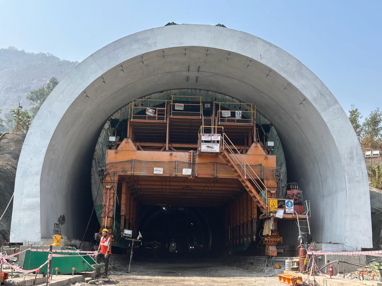 ムンバイ〜アーメダバード高速鉄道プロジェクト向け、スラトにおける建設中の車両基地。